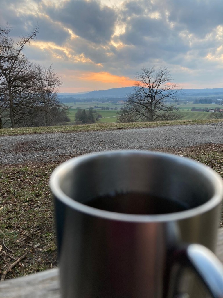 Frühlingshafter Sonnenuntergang mit Tee vom Gögerl aus mit Blick auf den Hohenpeißenberg