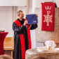 Pfr. Michael Hinderer &uuml;berreicht Konfiteam die Teamtasche