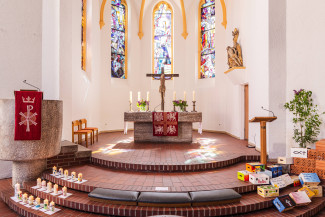 Altarraum Apostelkirche Konfirmation 2026